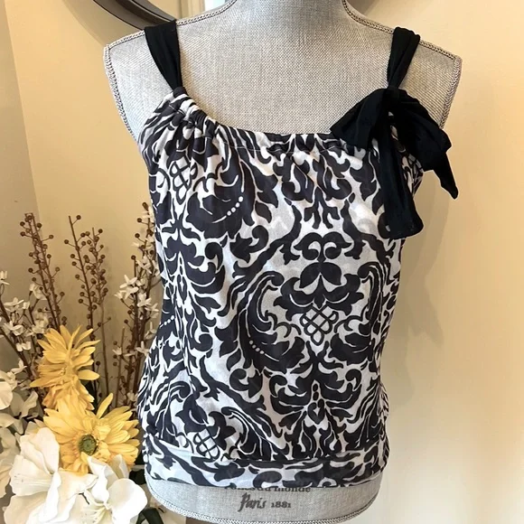 White House Black Market Black and White Sleeveless Blouse. Size Small - Picture 1 of 3